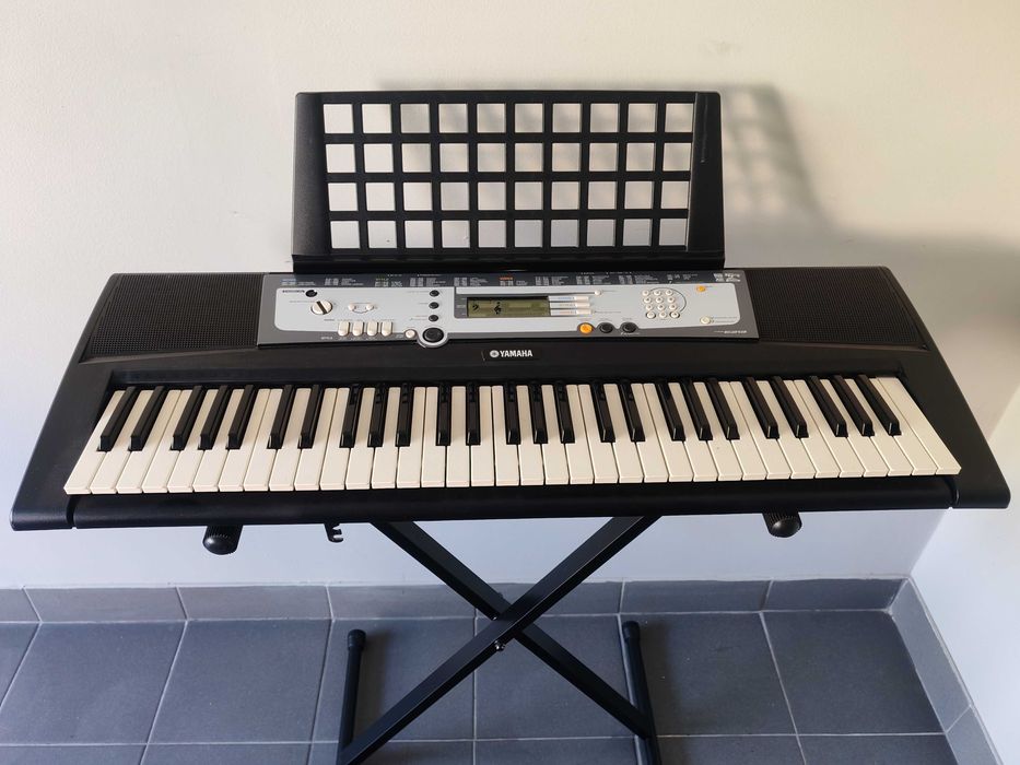 Piano/Órgão Yamaha PSR-E213 com Suporte