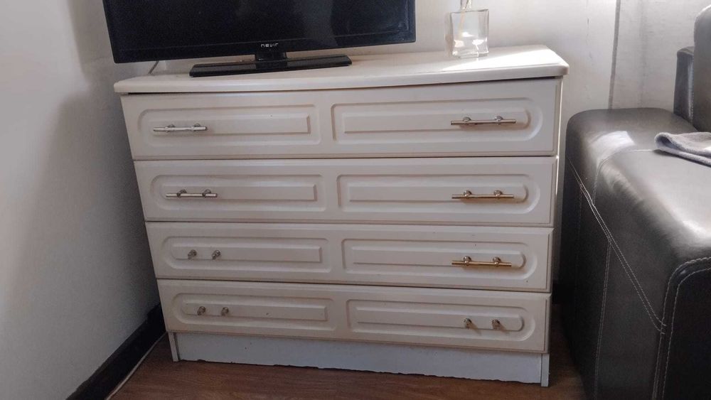 Cómoda branca antiga