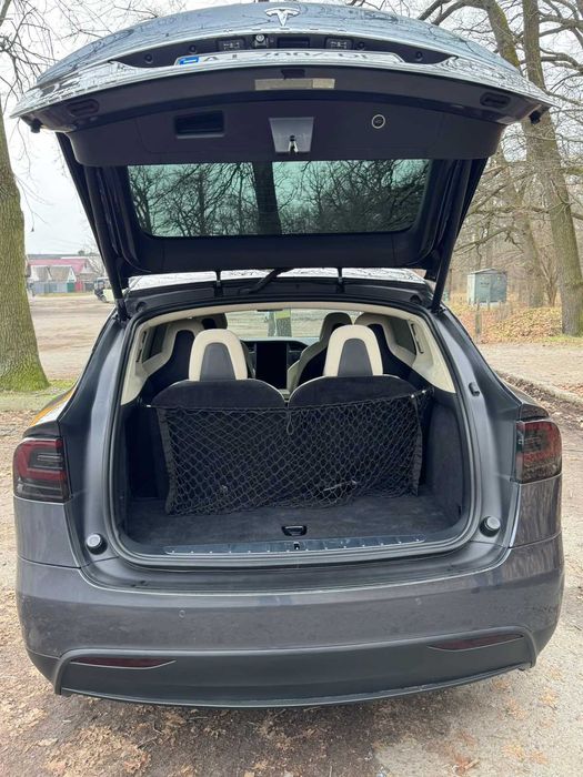 Tesla Model X 2018 рік