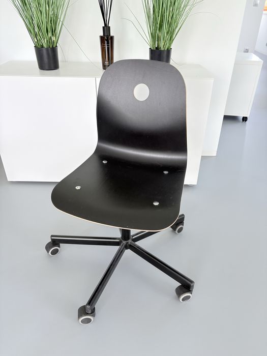 Minimalistyczne czarne krzesło obrotowe ze sklejki / styl loft skandynawski