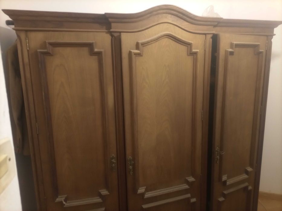 Guarda roupa três portas em madeira
