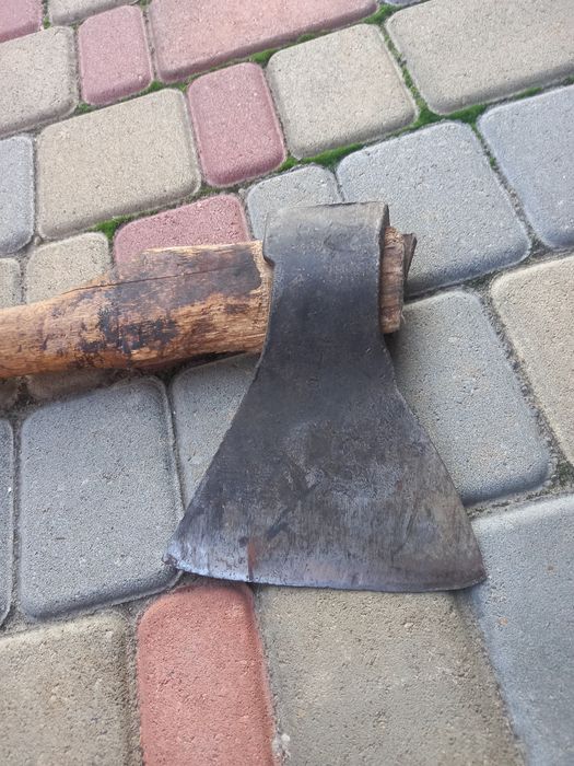 Топоры -  разные.