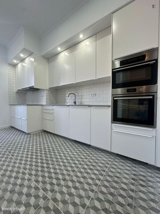 Quarto - localizado em São Sebastião Lisbon