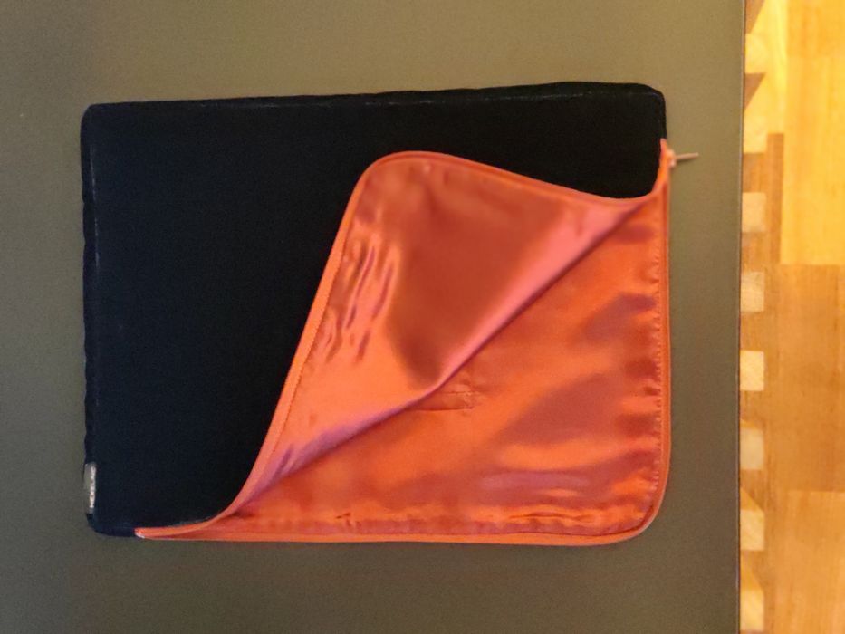Hexeline eleganckie welurowe etui na laptopa