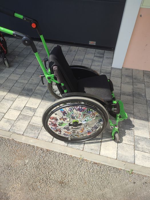 Wlózek inwalidzki dziecięcy