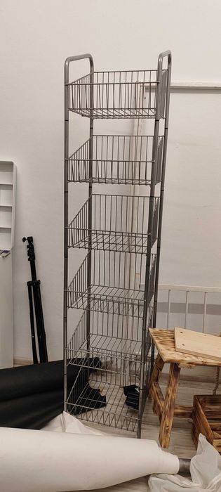 wąski metalowy regał