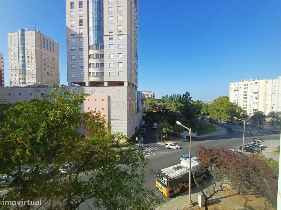 Apartamento T4 remodelado e com varandas frente ao Spacio Shopping dos