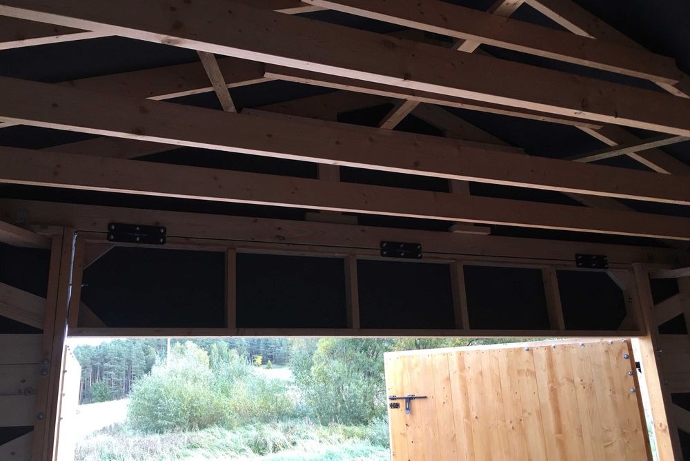 Garaże - z solidnej konstrukcji szkieletowej.