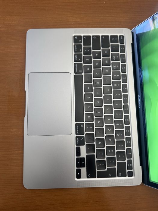 MacBook Air M1 (2020) – 8 GB RAM • 512 GB SSD