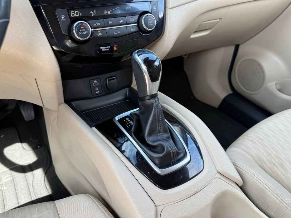 Nissan Rogue SV AWD 2017!