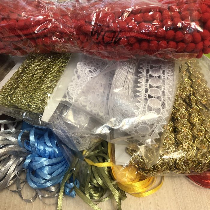 Стрічки атласні, мережево, стрічка з помпонами