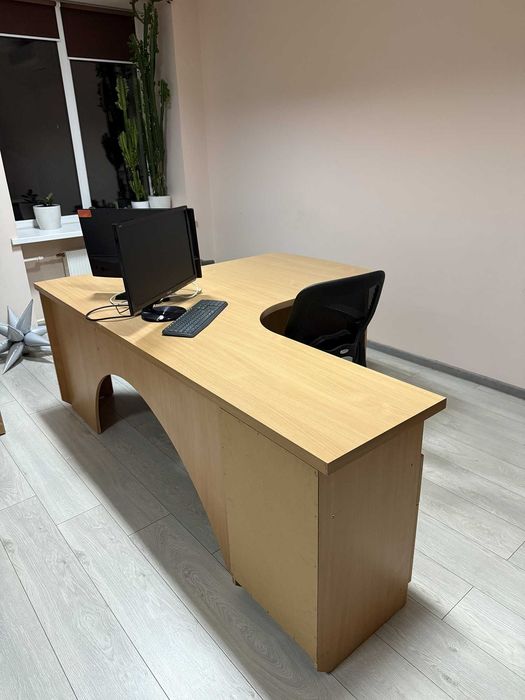 Офісні меблі: столи, шафа