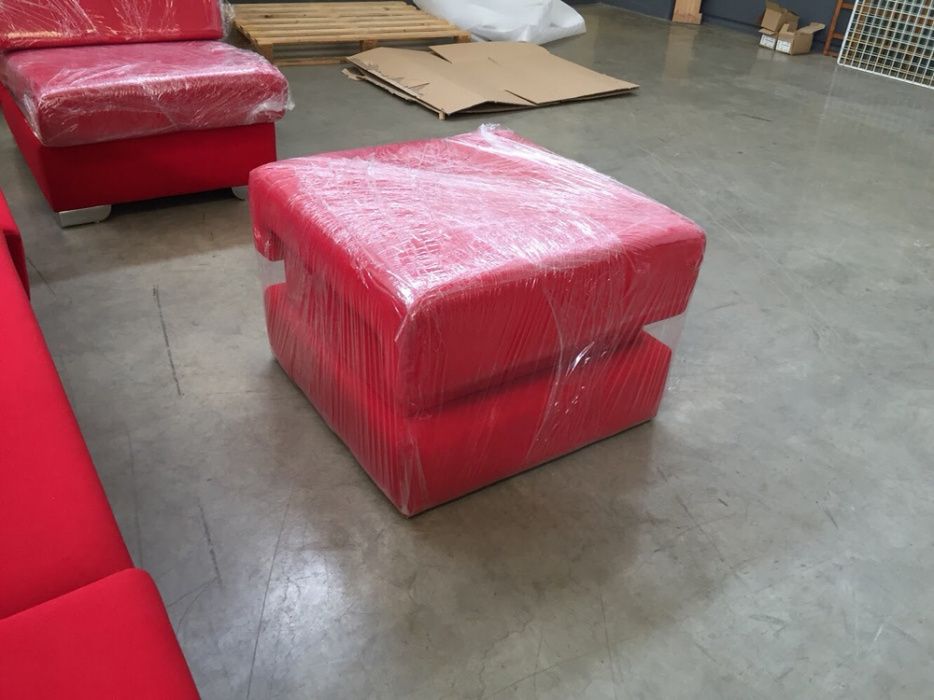 Conjunto sofá de três lugares, 2 sofás individuais e centro de sala