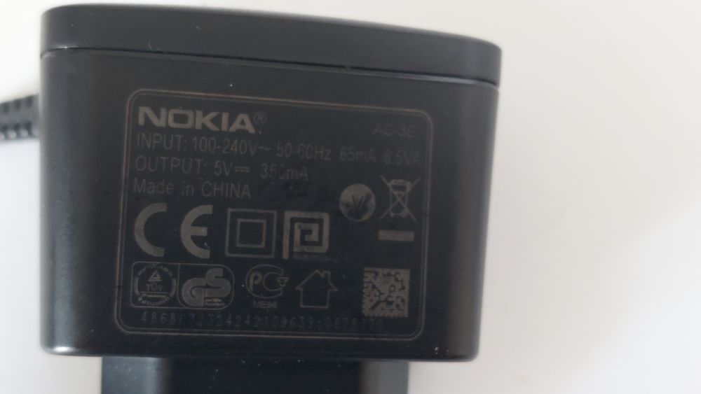 Carregador Nokia para telemóvel .