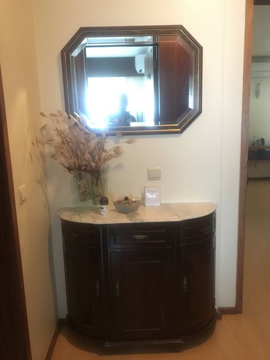 Móvel de corredor com pedra de mármore e espelho