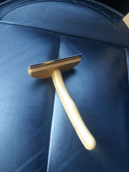 Desembaraçador especial para retirar pêlo  dos cães .