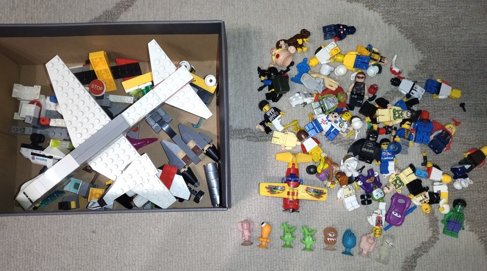 Лего деталі, літак, різні фікурки