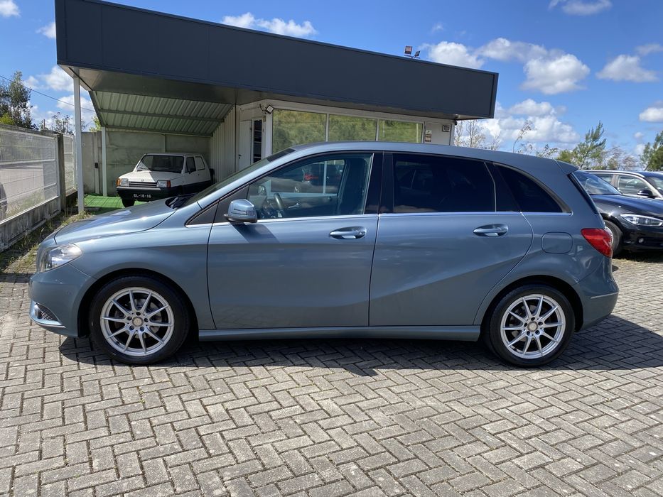 Mercedes-Benz B180d - 112 mil kms