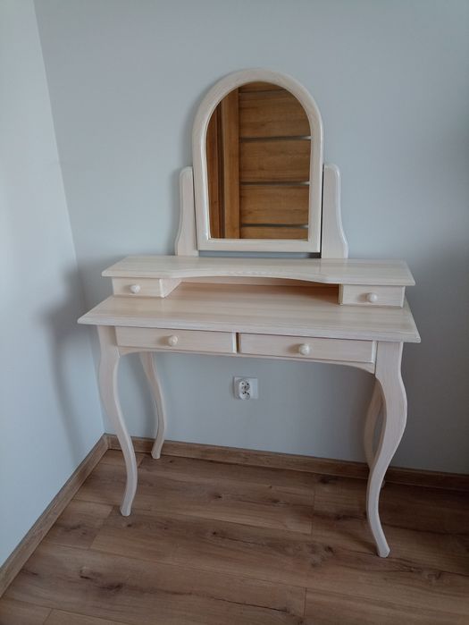 Toaletka z lustrem retro w stylu prowansalskim