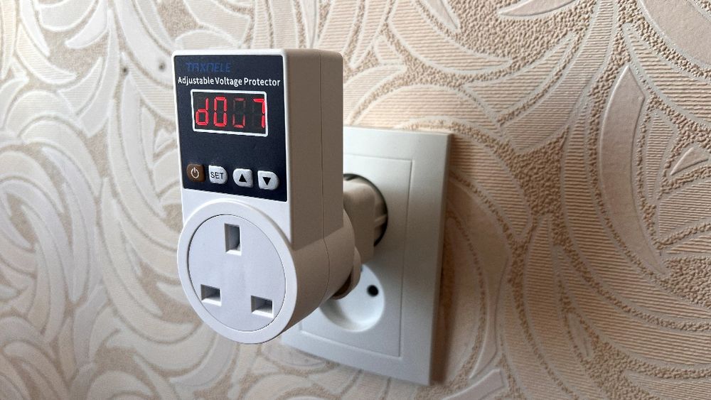 реле  бар'єр напруги UK вилка