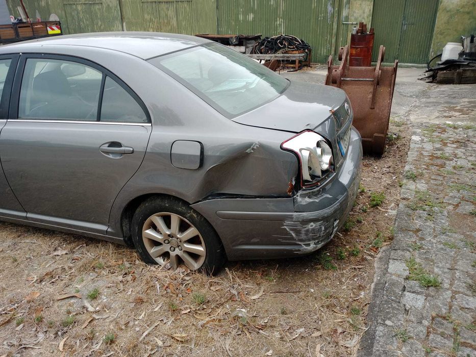 Toyota Avensis 1.6 2005 (acidentado)