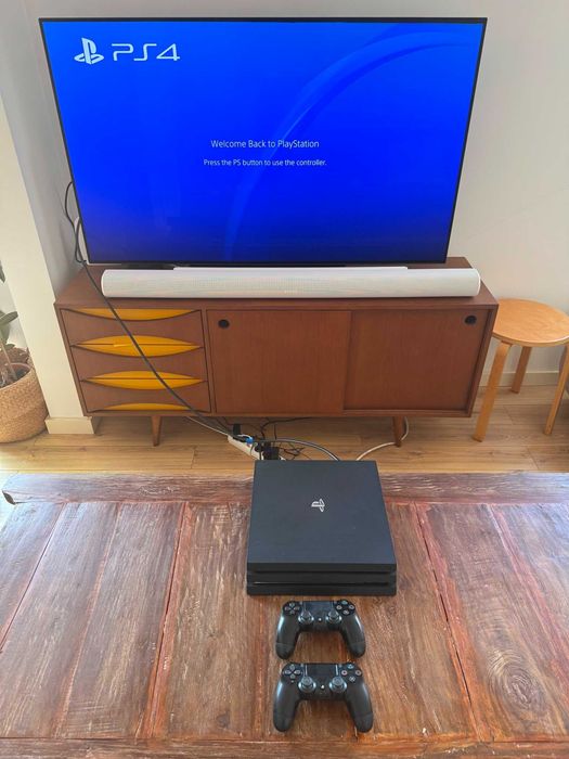 PS4 Pro 1TB + 2 Comandos dualshock Originais – Como Nova