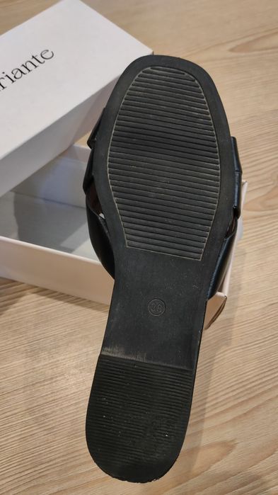 Шкіряні шльопанці жіночі чорні