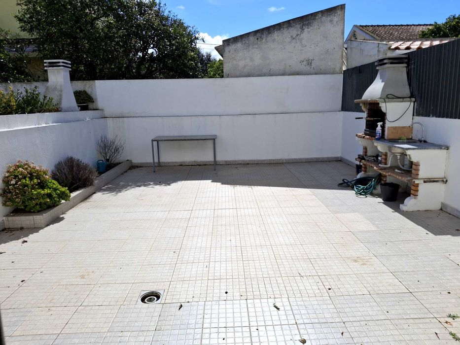 Moradia v3 com suite e terraço  para arrendar