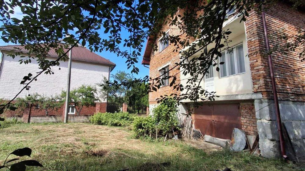 Продаж будинку в центрі Надвірної, 286м2, 16,6 соток, комунікації, асфальт, будинки