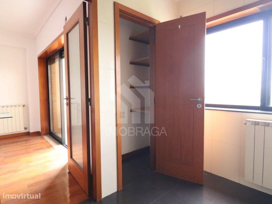 Venda Apartamento T2, em Lamaçães, Braga