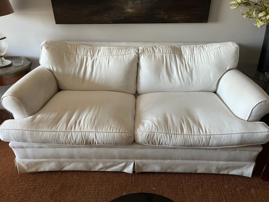 Sofá de 2 lugares branco em excelente estado – muito confortável