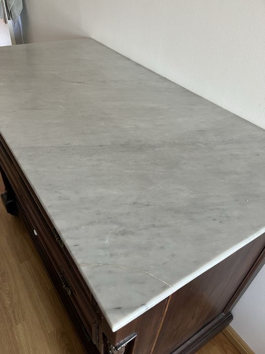 cómoda com pedra em mármore