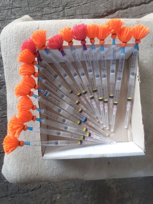 Шприци-дротики для дистанционного введения инъекций животным.