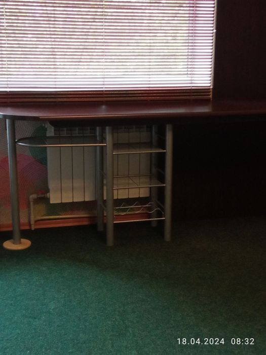 Стол с полками и баром. В салон, офис, и т.д.