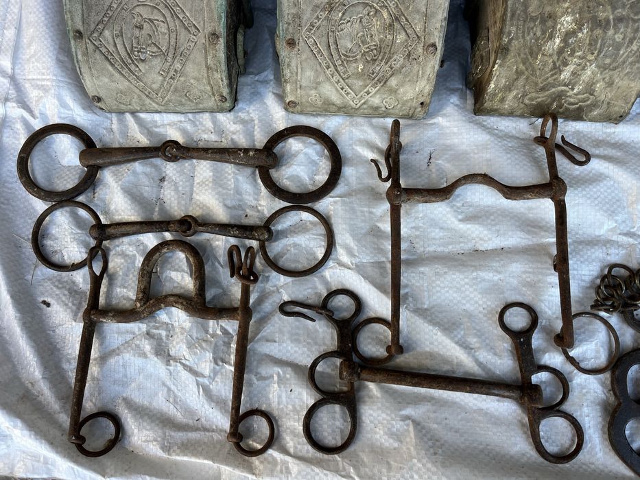 Estribos de caixa, embocaduras e esporas