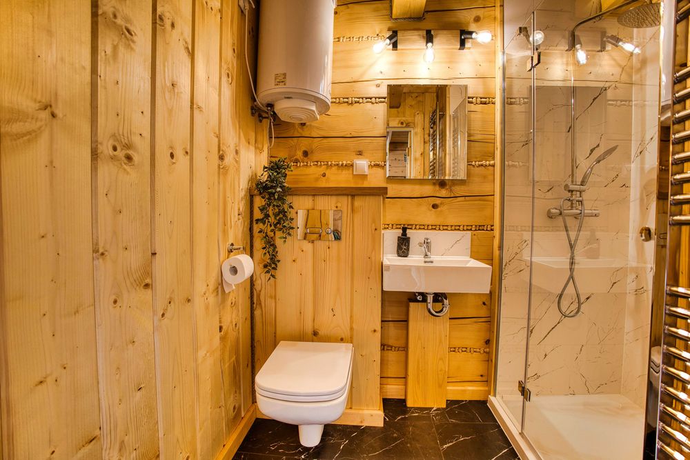 Studio apartament z łazienką balkonem lub tarasem w uroczej chacie z bali.