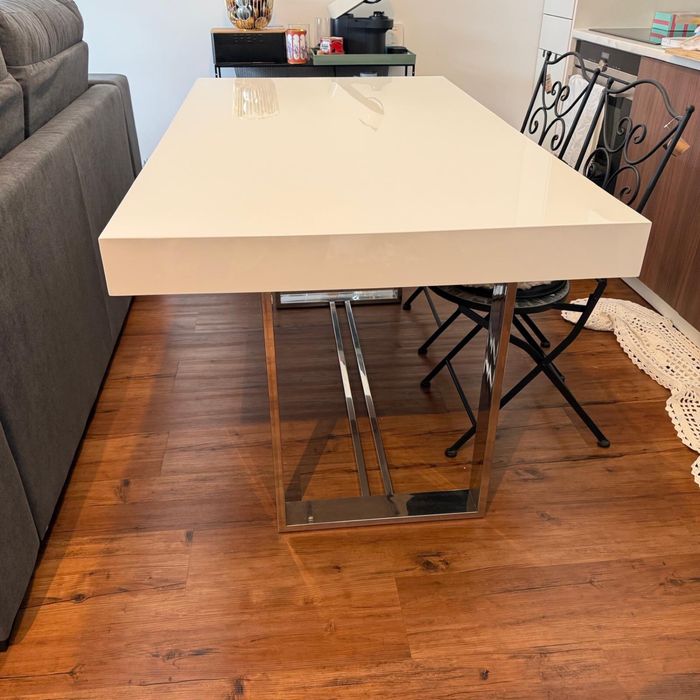 Mesa de laca branca