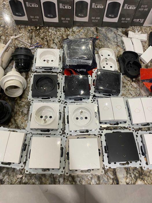 Zestaw osprzętu Simon 54 i opraw LED GU10 - Wyprzedaż po budowie!