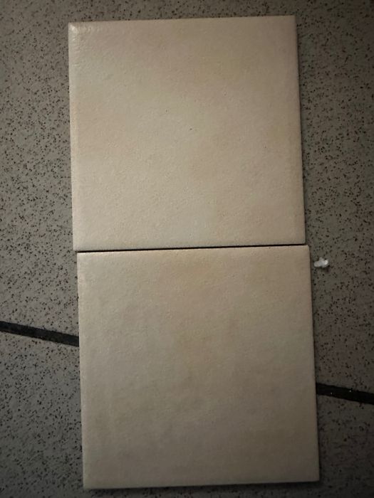 Płytki ścienne beżowe 9,8x9,8.