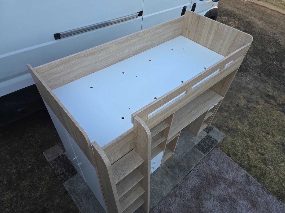 Łóżko piętrowe typu antresola z wbudowanym biurkiem i szafkami