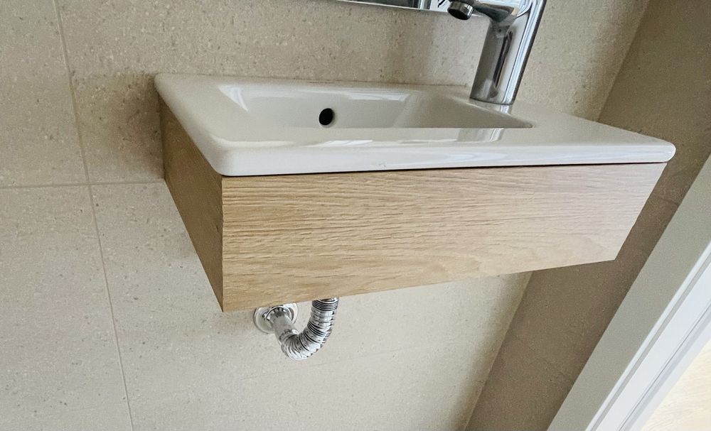 Pia de porcelana e madeira marca “Duravit”