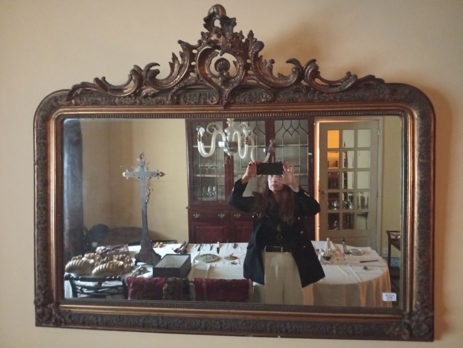 Espelho com moldura em madeira dourada e entalhada