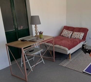 Sofá cama/chaise longue da Sklum, modelo Veka cor creme, em bom estado