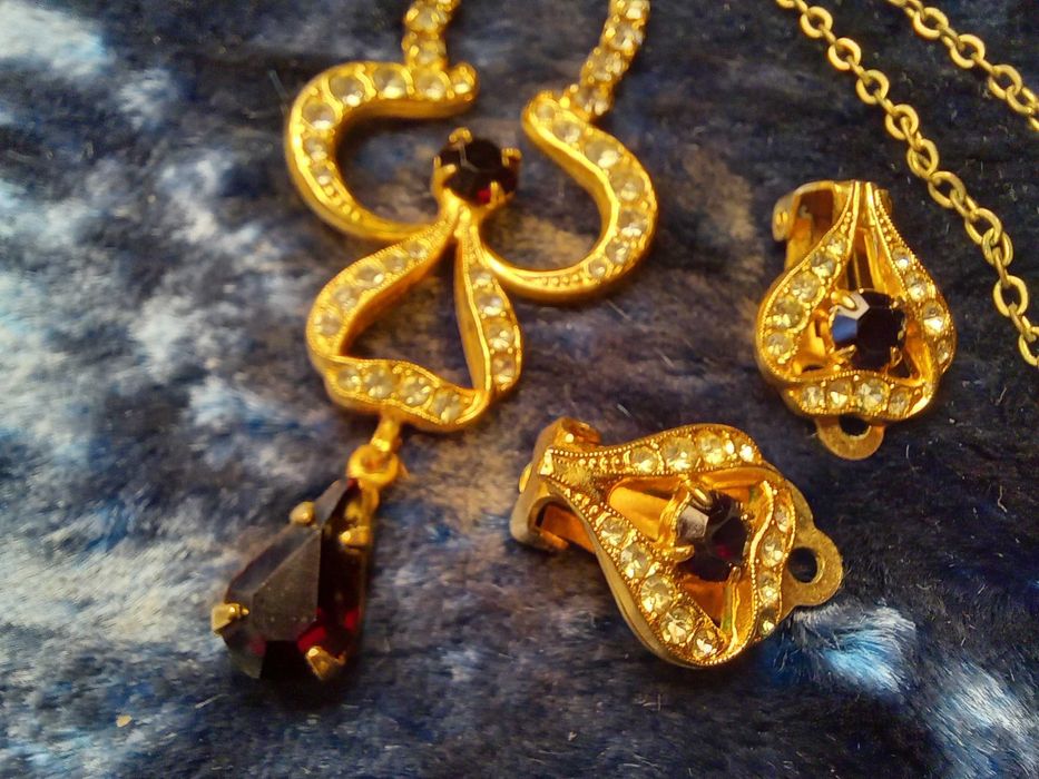 Набор бижутерии в идеальном состоянии дешево