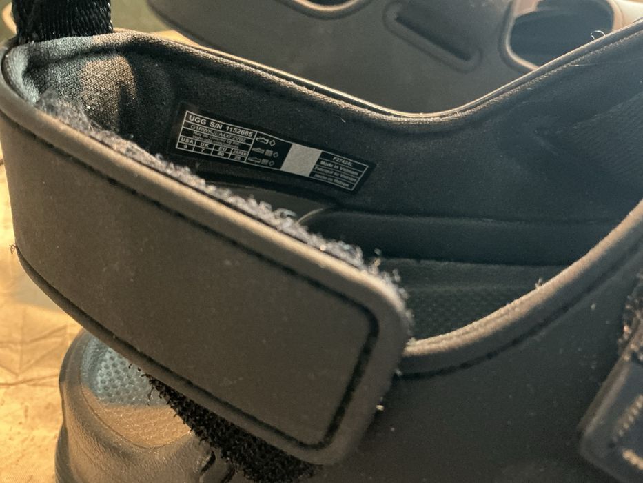 Sandaly na platformie firmy UGG kupione w Zalando