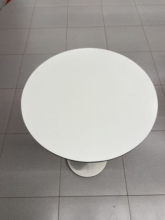 Mesa alta tampo branco.