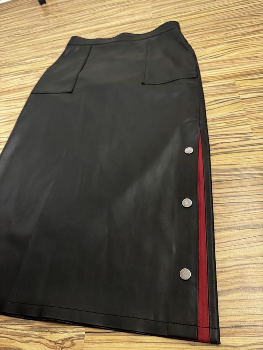 Стильна шкіряна спідниця міді з розрізом