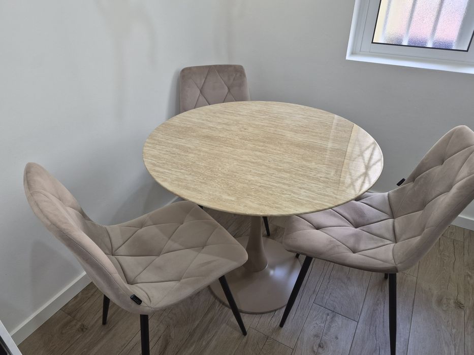 Vendo mesa e 3 cadeiras
