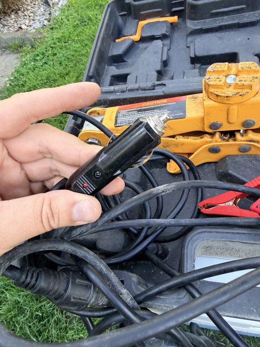 Podnosnik samochodowy elektryczny