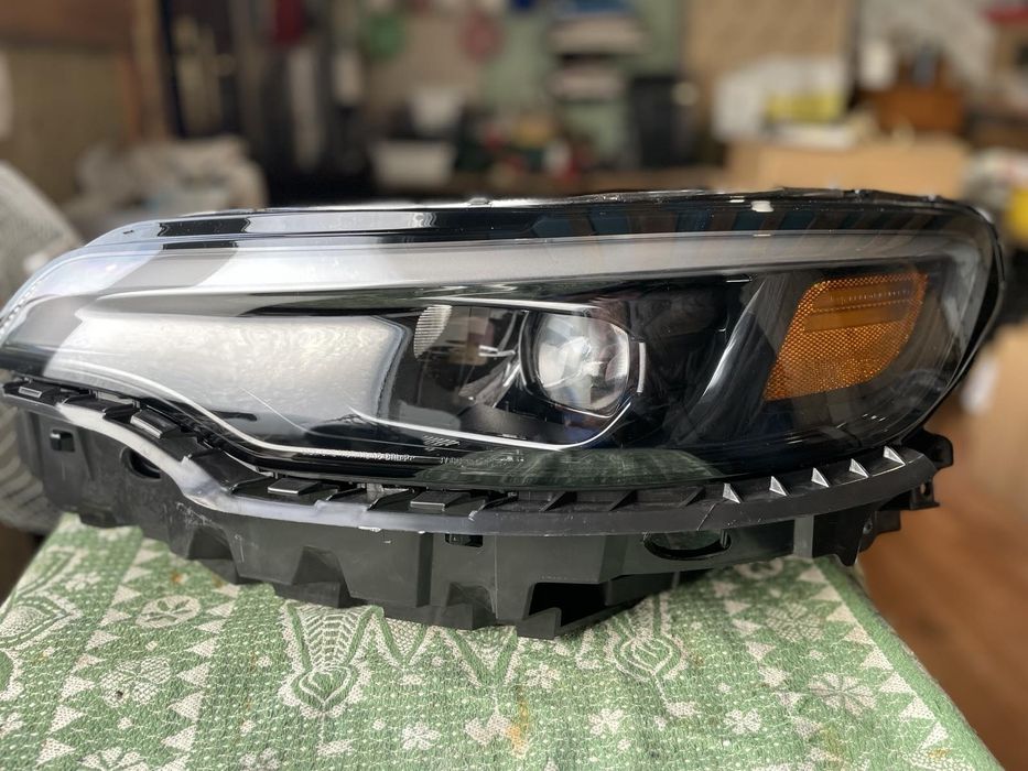 Продам праву ліву  фару Jeep Cherokee KL оригінал